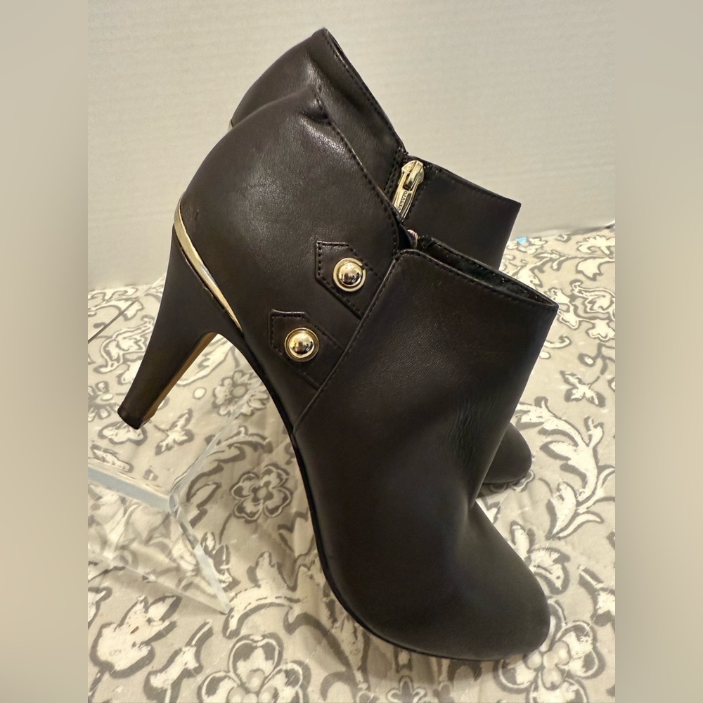 Vince Camuto Vemmey Leather Side Button Booties